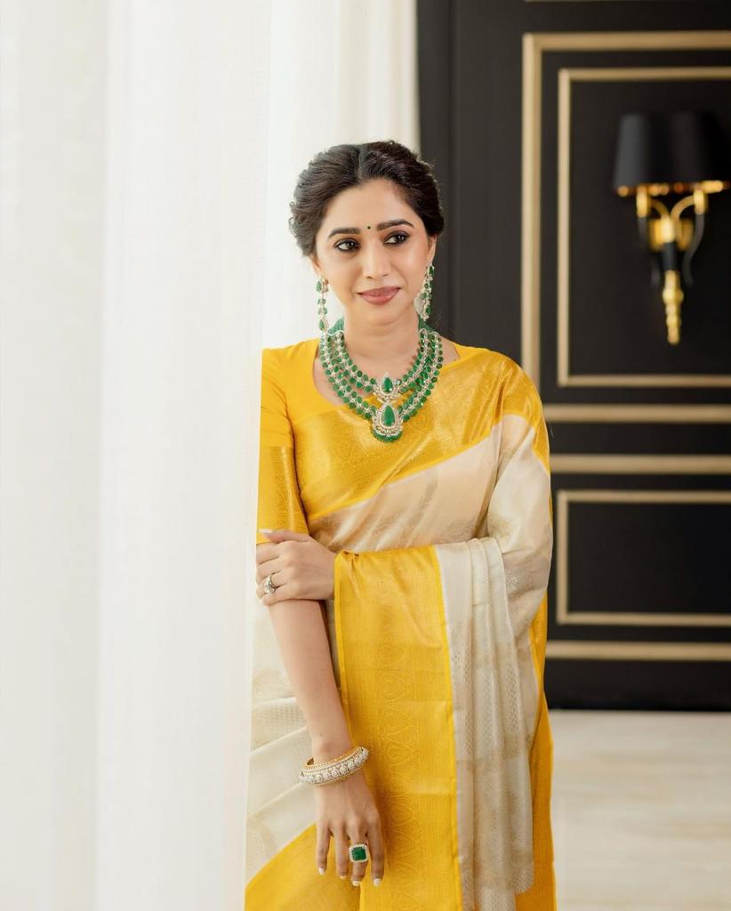Most Stunning White Soft Silk Saree With Admirable Blouse Piece