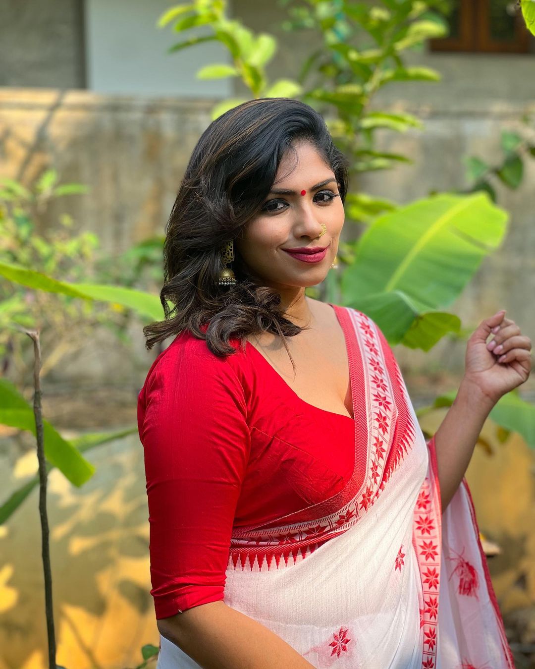 Sophisticated White Soft cotton Silk With Stylish Blouse Piece